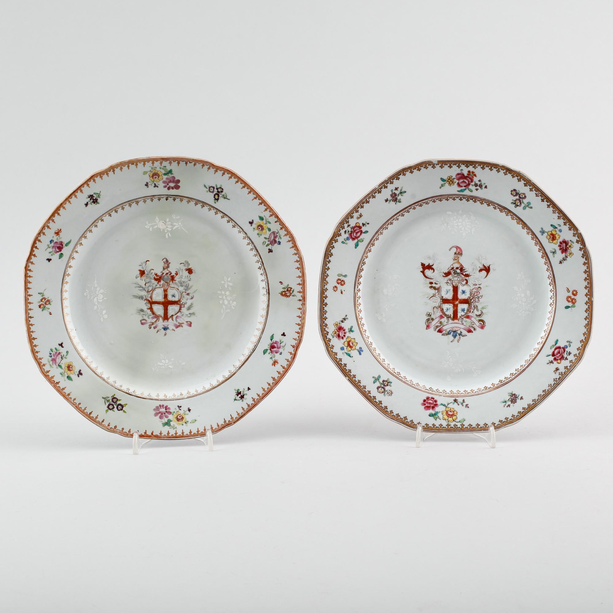 TALLRIKAR, 2 st snarlika, porslin, Kina, Qianlong 1736-1795.