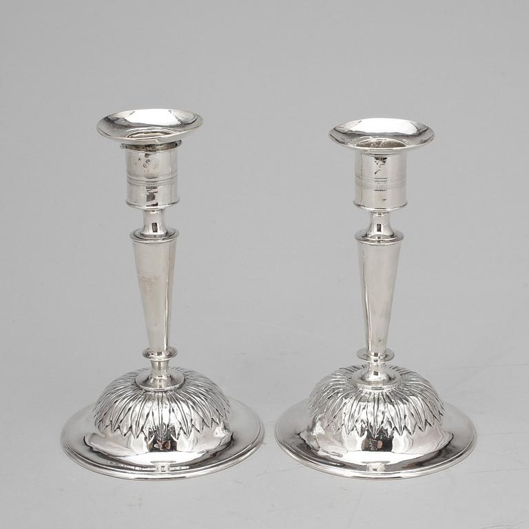 LJUSSTAKAR, ett par, silver, empire, otydliga mästarstämplar, 1818. Vikt 213g.