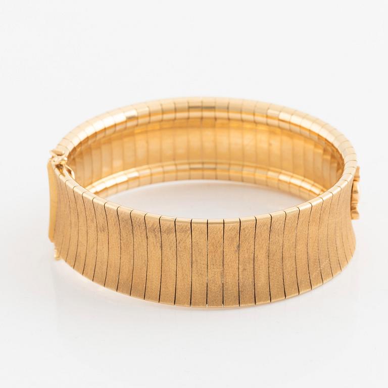 An 18K gold bracelet.