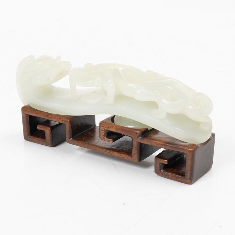 Bälteshake samt amulett och ask, nefrit och sten, Qingdynastin.