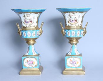 PRAKTURNOR, ett par, porslin, Frankrike, 1900-tal.