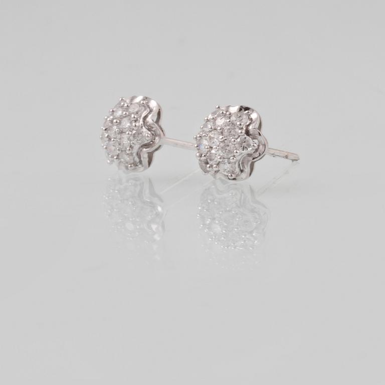 ÖRHÄNGEN, 18K vitguld med briljantslipade diamanter ca 0.59 ct. Vikt 2,0 gram.