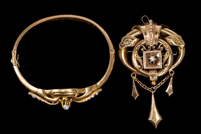 BROSCH/HÄNGE SAMT ARMRING, 18 k guld med pärlor, Gustav Dahlgren, Malmö, 1886 . Totalvikt ca 25 g.