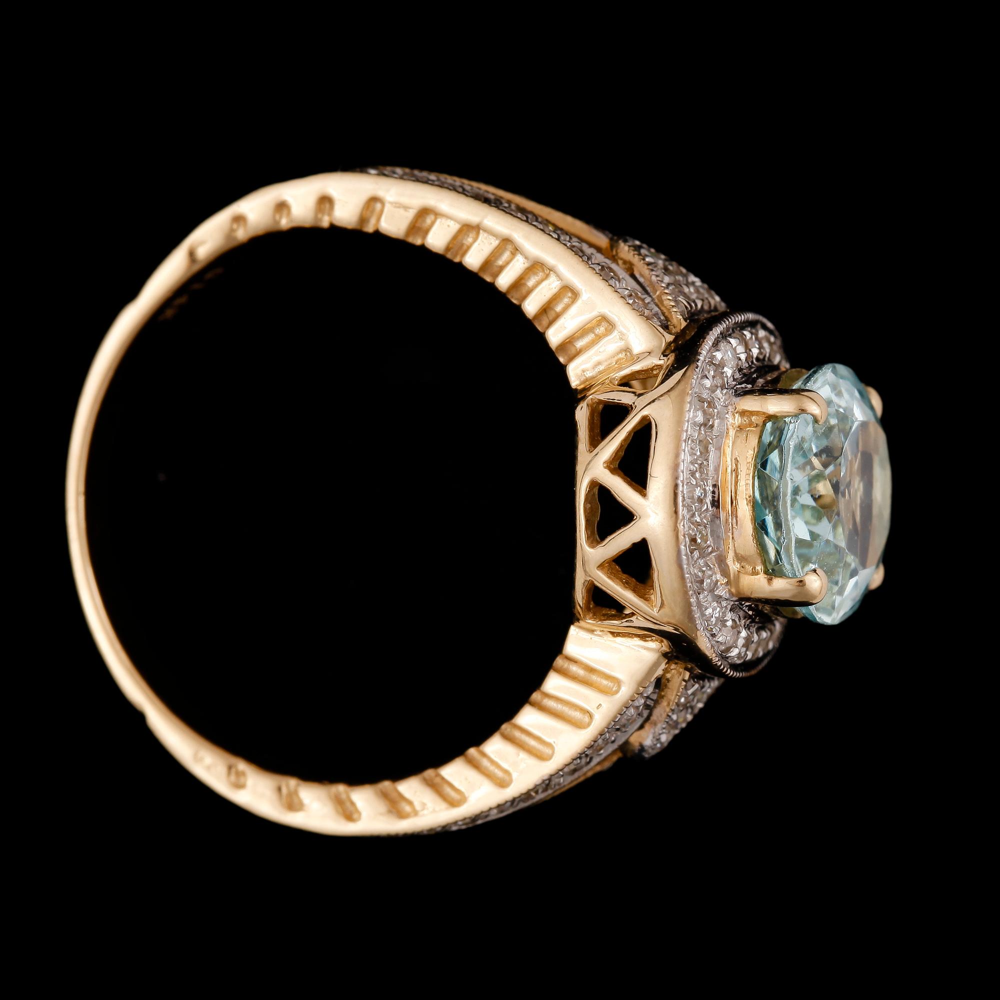 RING, 14k guld med oval akvamarin enligt uppgift 3,65 ct samt mindre briljantslipade diamanter. Vikt ca 5,6 gram.