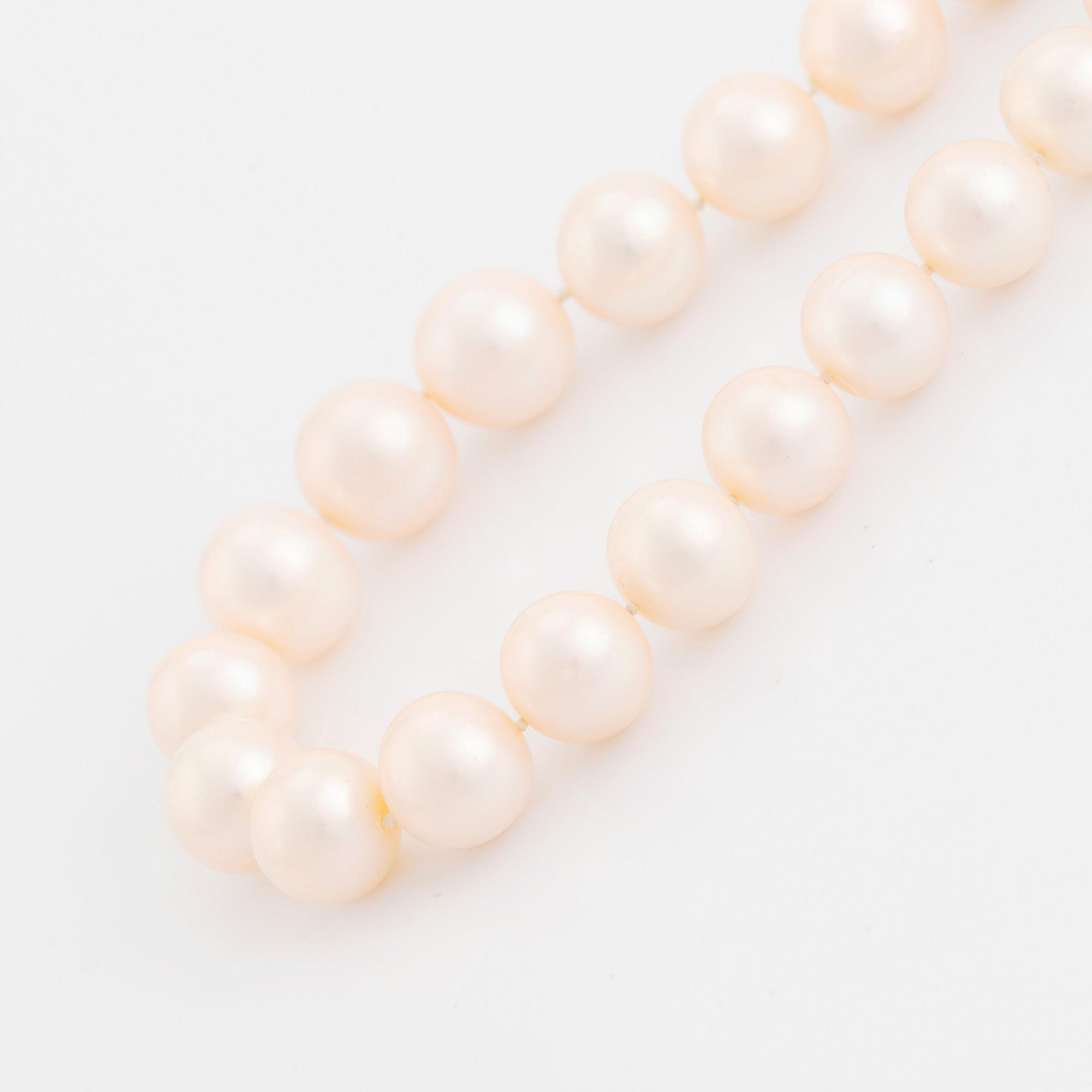 Collier odlade sötvattenspärlor.