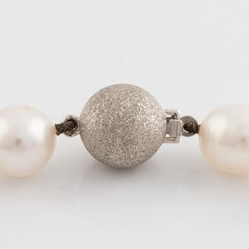 Cultured fresh water pearl neckace, clasp 18K white gold.