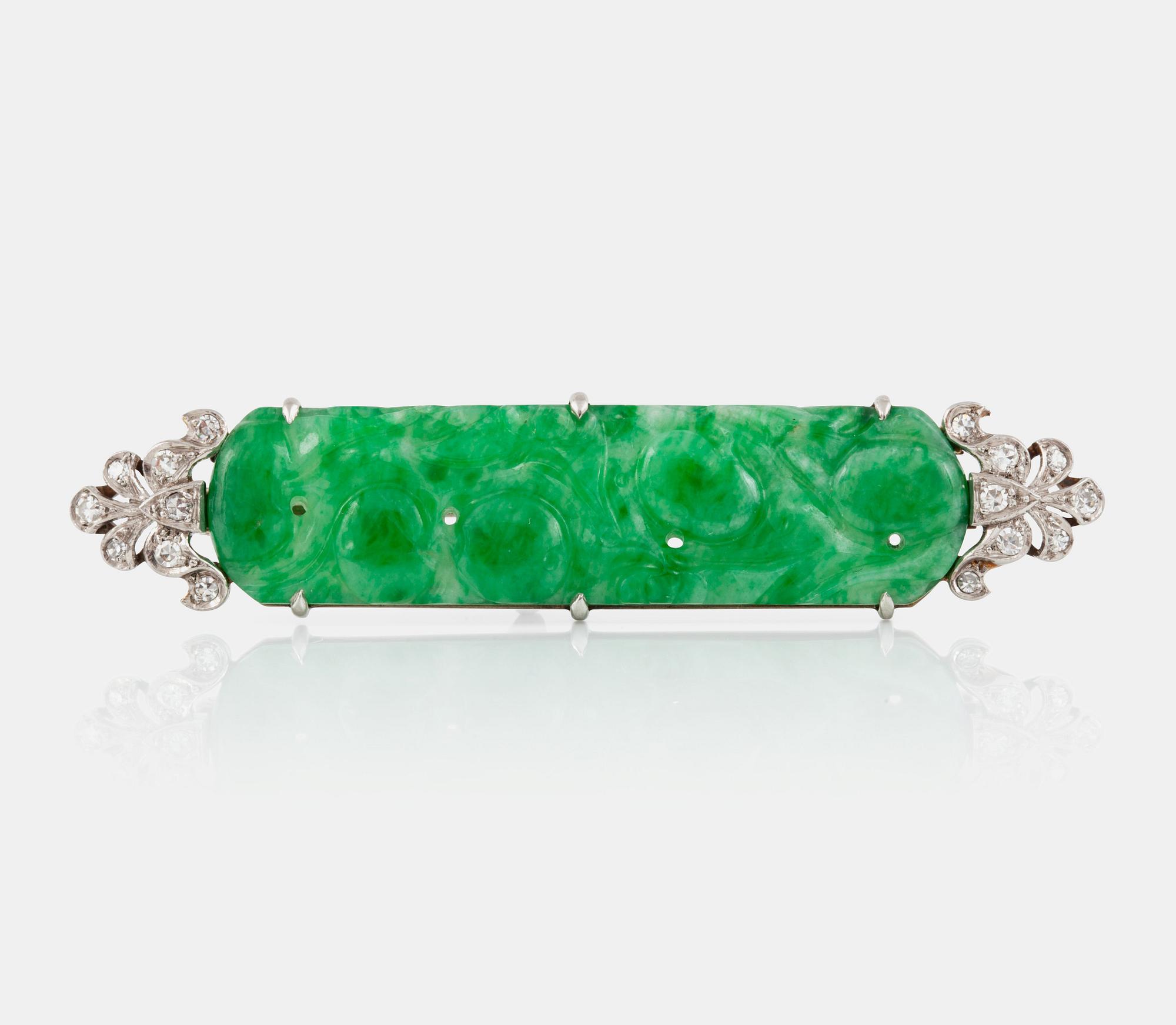 BROSCH med snidad jade och åttkantslipade diamanter.