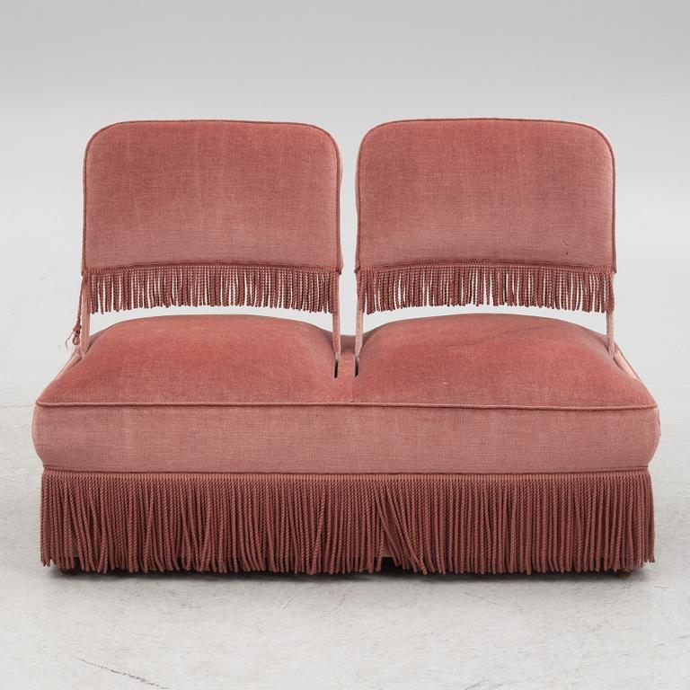 Soffa, s.k. fästmanssoffa / love seat, 1920-tal.