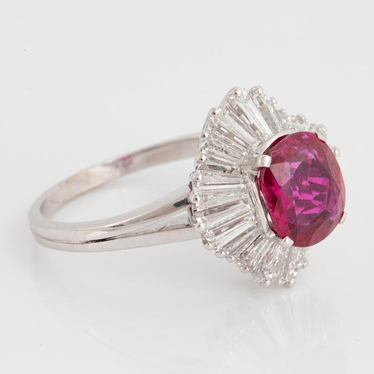 Ring 18K vitguld med en cushionformad fasettslipad rubin 2.52 ct enligt medföljande Gübelincertifikat.