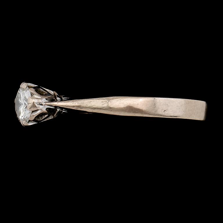 RING, 18K guld med solitär briljantslipad diamant, 0.35 ct, svenska stämplar GD&C 1990. Total vikt ca 2,7 g.