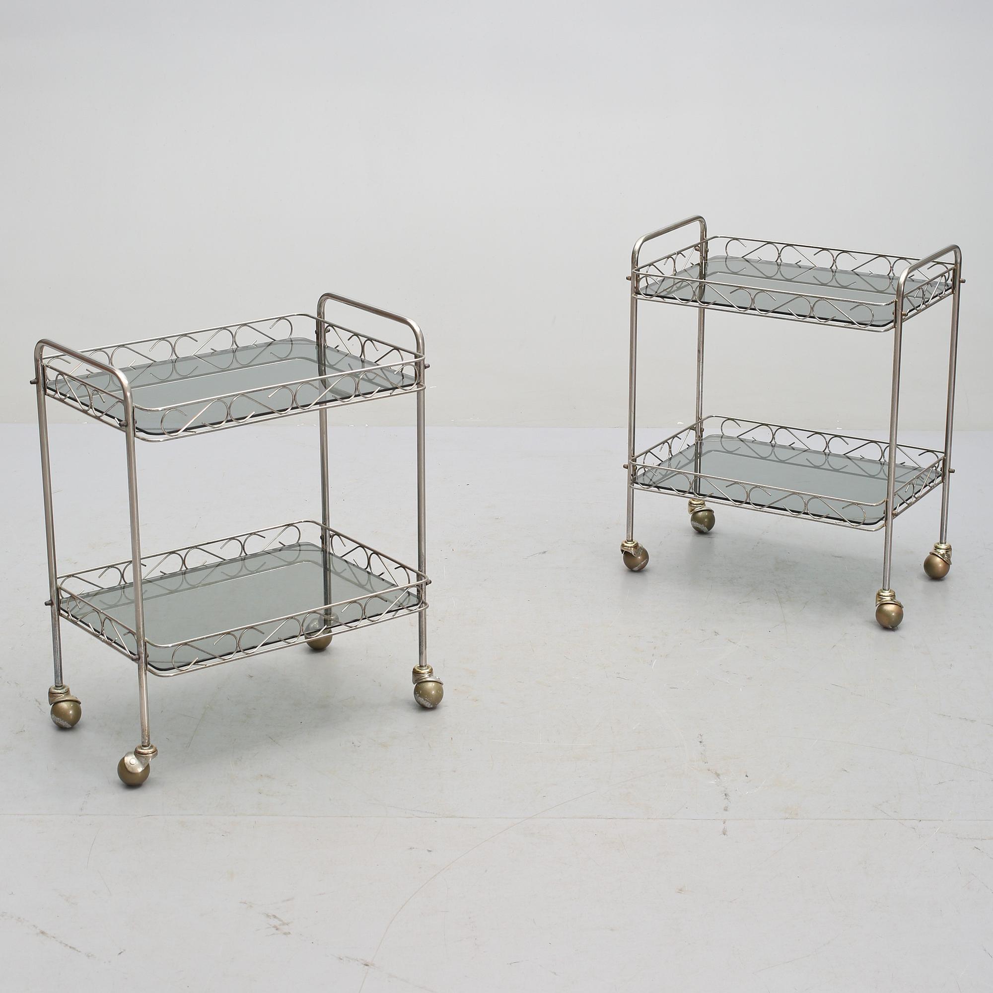 SERVERINGSVAGNAR, ett par, 1900-talets andra hälft.