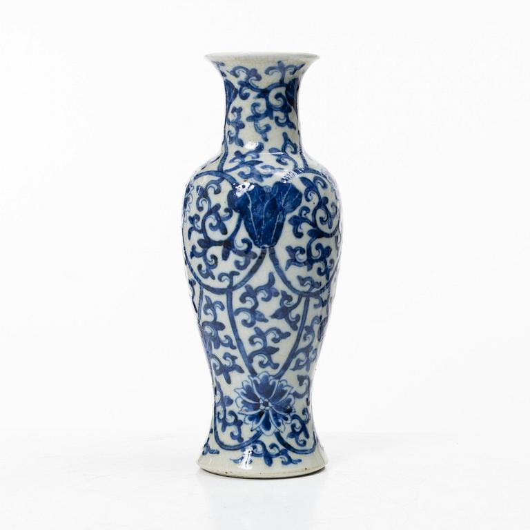 Vas, porslin. Sen Qingdynasti.