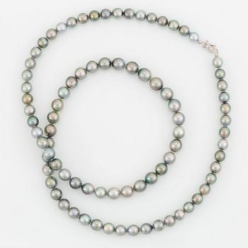 A Tahitian cultured pearl necklace.