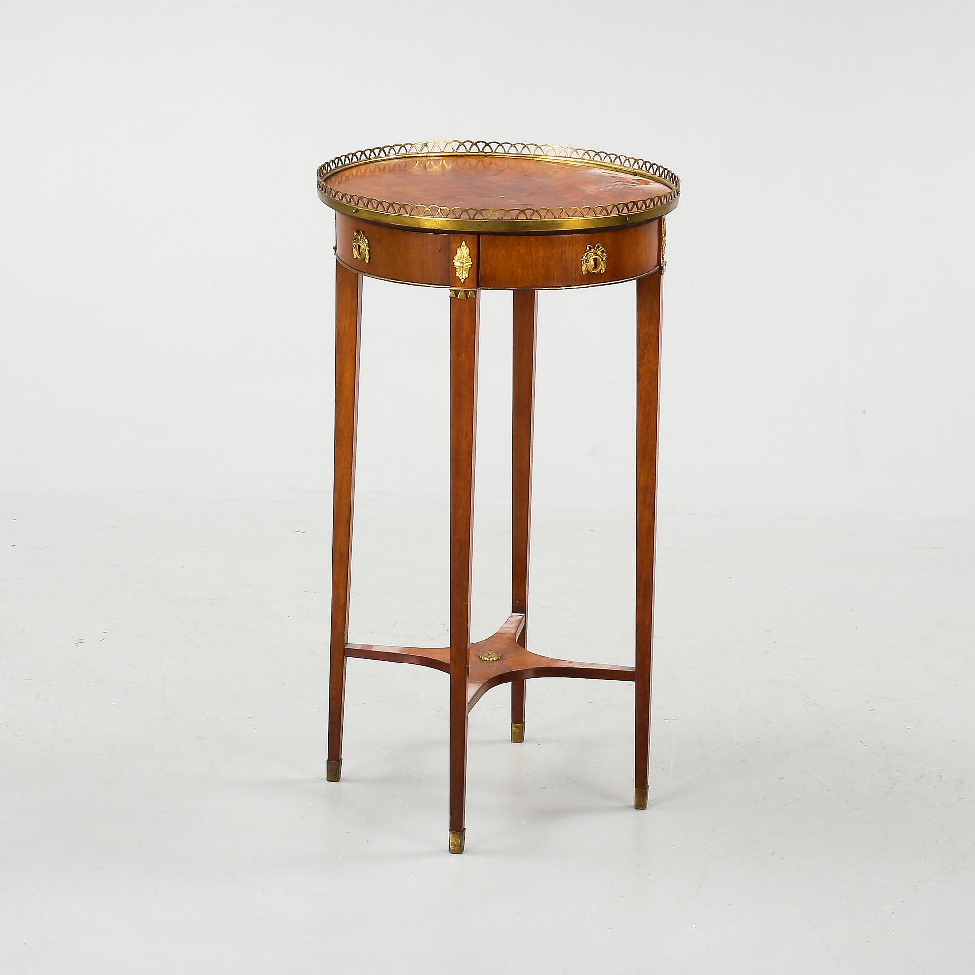 LAMPBORD, Gustaviansk stil, omkring sekelskiftet 1800/1900-tal.