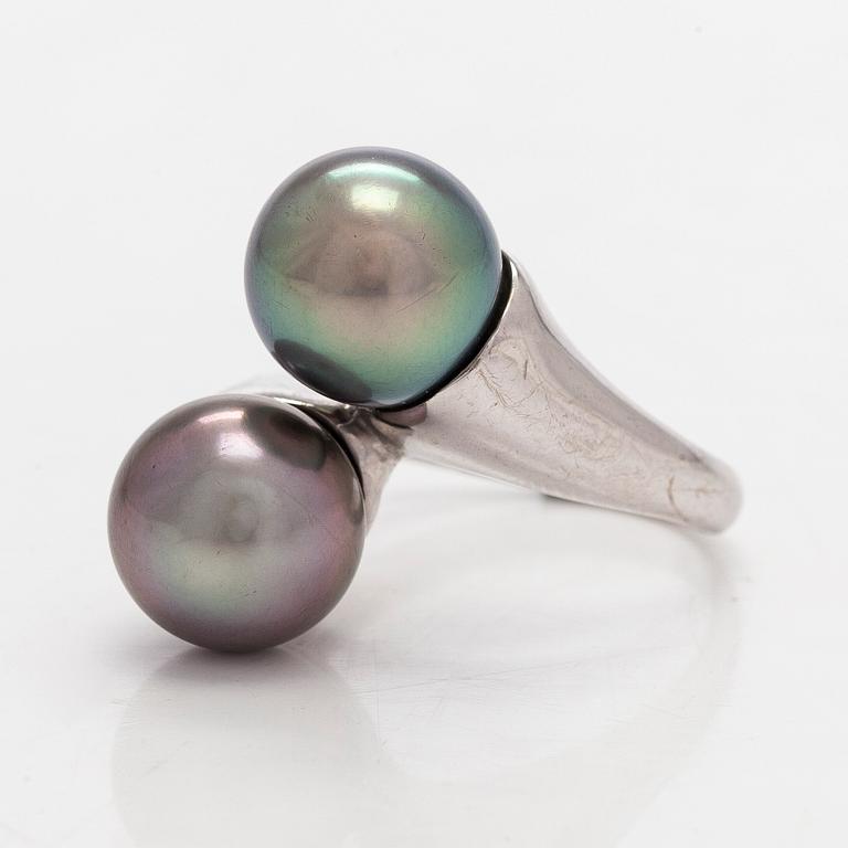An 18K white gold ring with cultured Tahitian pearls.