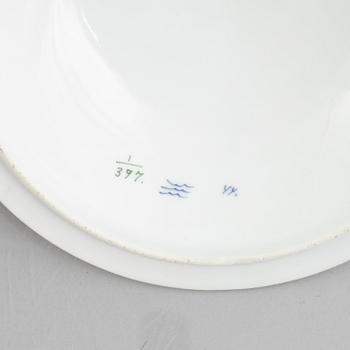 Karott / ragufat med lock, porslin, Royal Copenhagen, "Musselmalet", modell 397, 1898-1923.