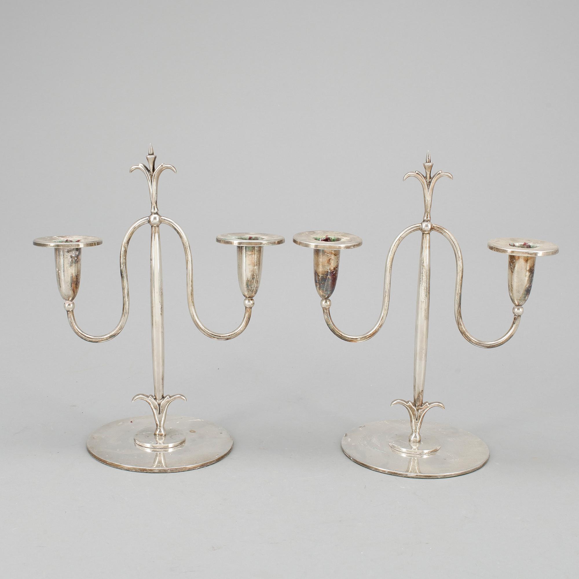LJUSSTAKAR, ett par, nysilver, 1900-talets första hälft.