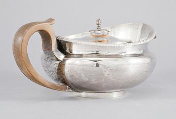 TEKANNA, silver, London, oidentiferad mästarstämpel, 1807, vikt 777 g.