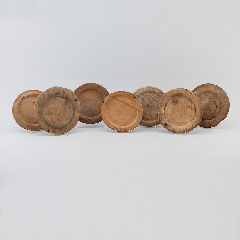 TALLRIKAR, 7 st, allmoge, trä, 1700-/1800-tal.