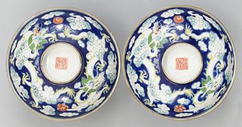 A pair of enameled bowls with cover, Qing dynasty (1644-1912), with Daouguang seal mark.