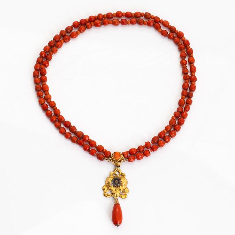 Necklace, 18K gold and coral. Probably around the turn of the century 1900.