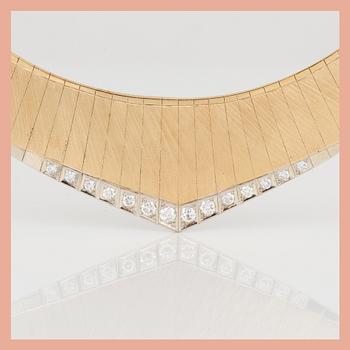 COLLIER, 18K guld med briljantslipade diamanter, tot ca 0,54 ct. Total vikt ca 79 g.