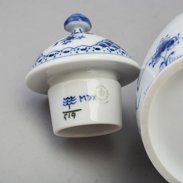 KAFFESERVIS, 31 delar, "Musselmalet", Royal Copenhagen, Danmark.