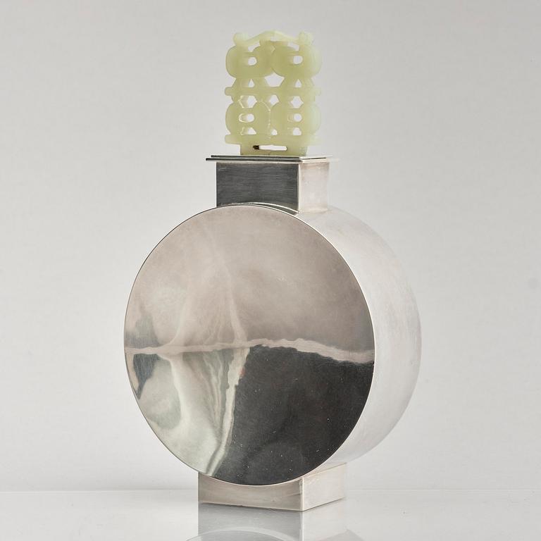 Inga Lagervall Ringbom, flaska med lock, sterling silver och nefrit, Stockholm 1978.