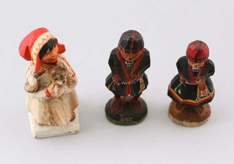 SAMEFIGURER, 3 st, skuret trä, två med monogramsignering GJ, Georg Jonsson, 1900-talets första hälft.
