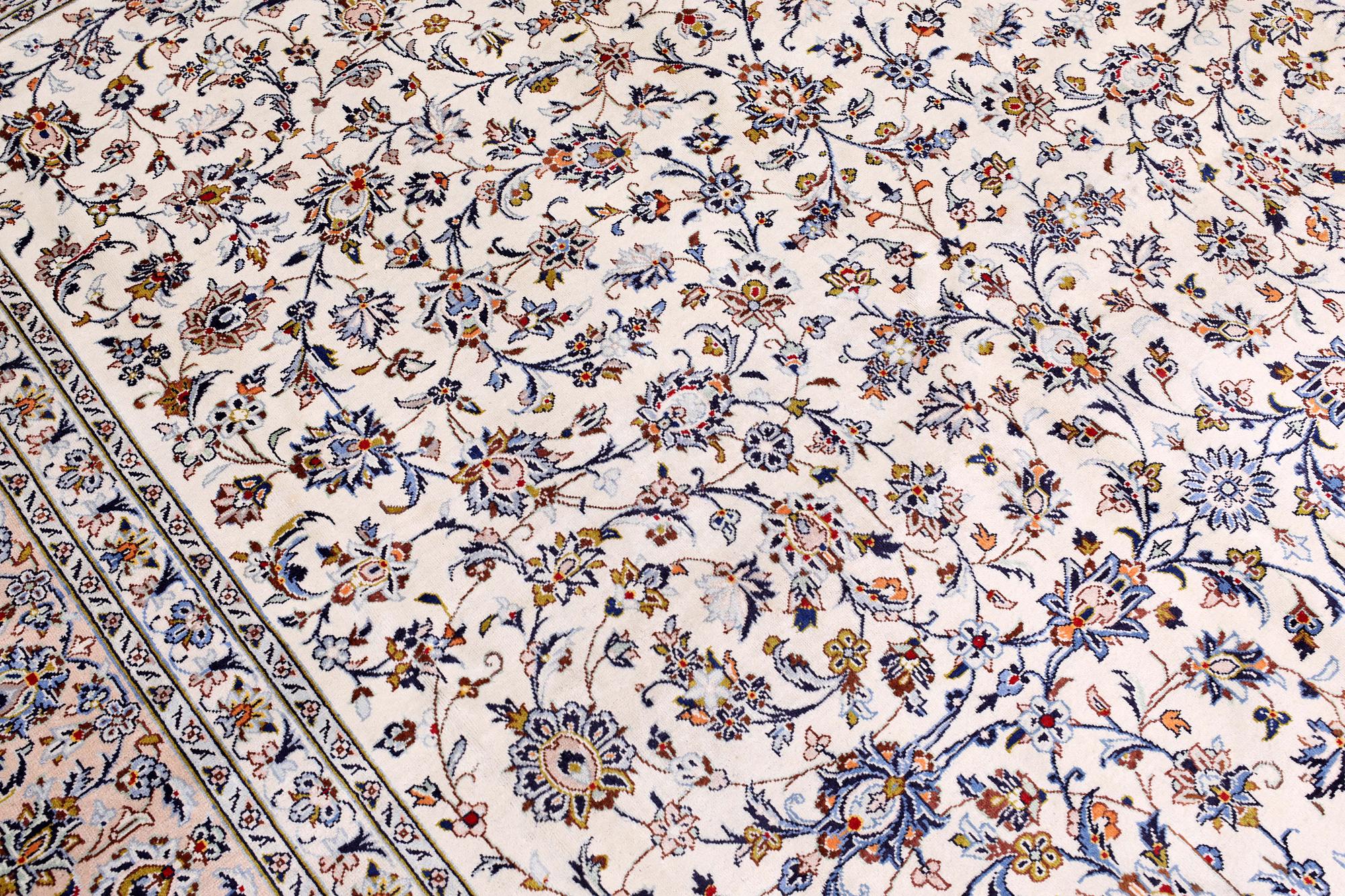 A carpet, Kashan, signed, ca 402 x 296 cm.