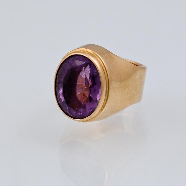 RING, 18K guld samt ovalslipad ametist. Henry Monsen, Linköping, 1973. Vikt 11,8 gram.