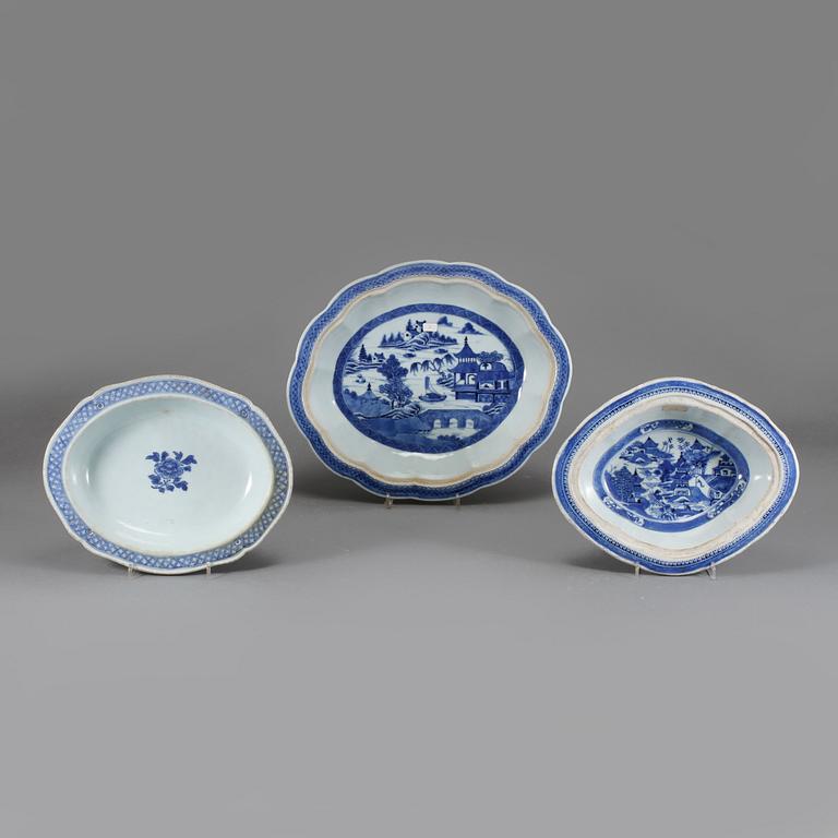 KAROTTUNDERDELAR, 2 st, samt SKÅL, porslin, Kina, omkring sekelskiftet 1800.