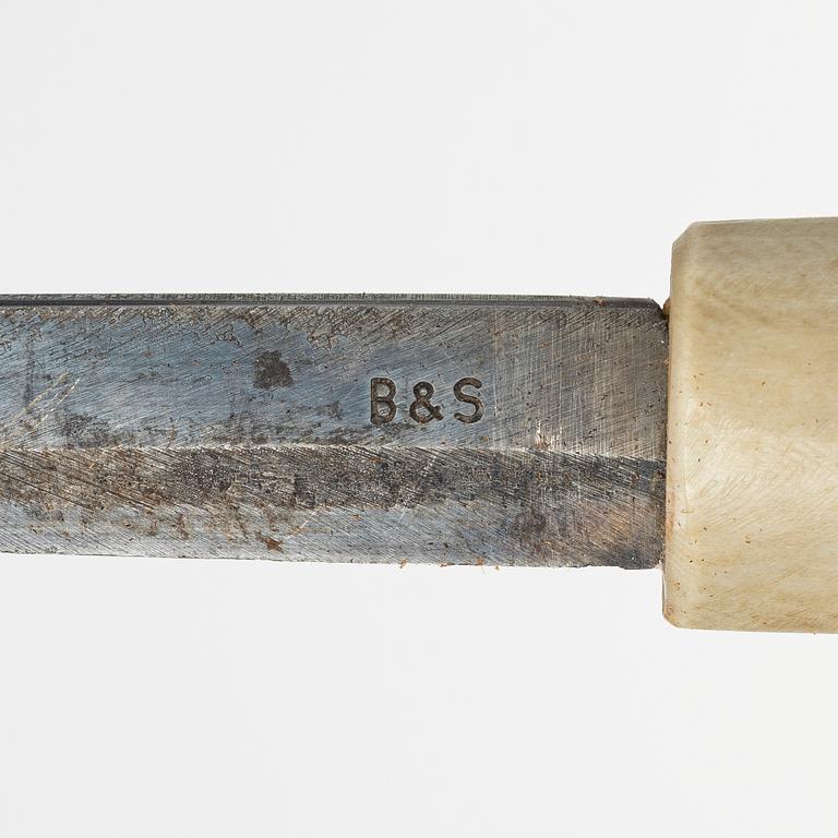 Knivar 4 st, oidentifierade slöjdare, samt en kåsa av Bengt Olav Unga.