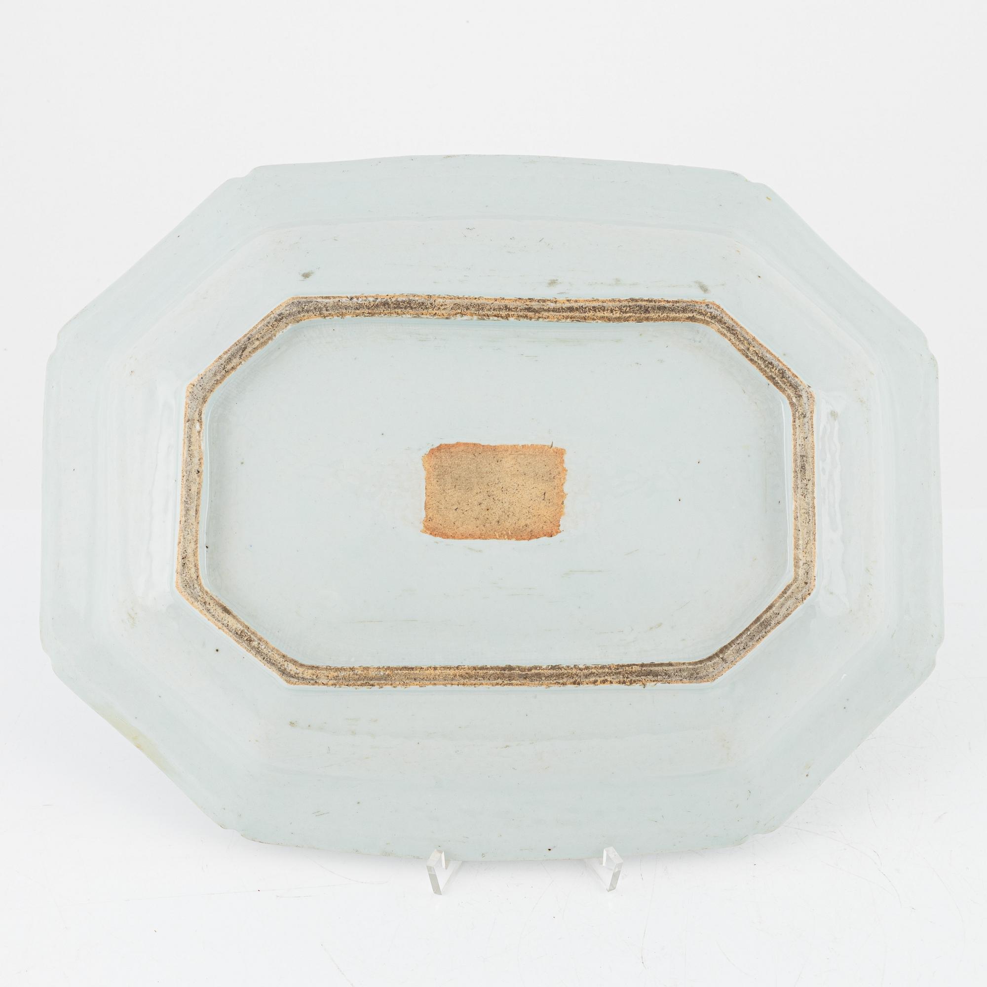 A Chinese porcelain blue and white charger, Qing Dynasty, Qianlong (1736-95).