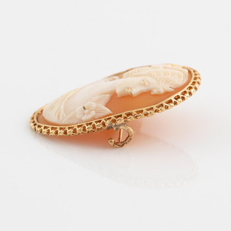 Two brooches, 18K gold with carved shell cameo.