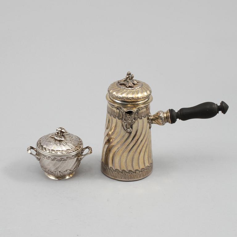 CHOKLADKANNA samt LOCKDOSA, silver, delvis Boin-Taburet, Paris, rokokostil, omkring sekelskiftet 1900, vikt 268 gram.