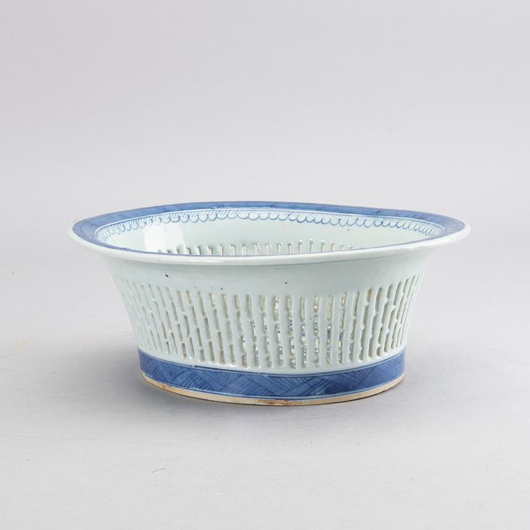 CHESTNUT BASKET, Porcelain, Qing dynasty, Jiaqing (1796-1820).