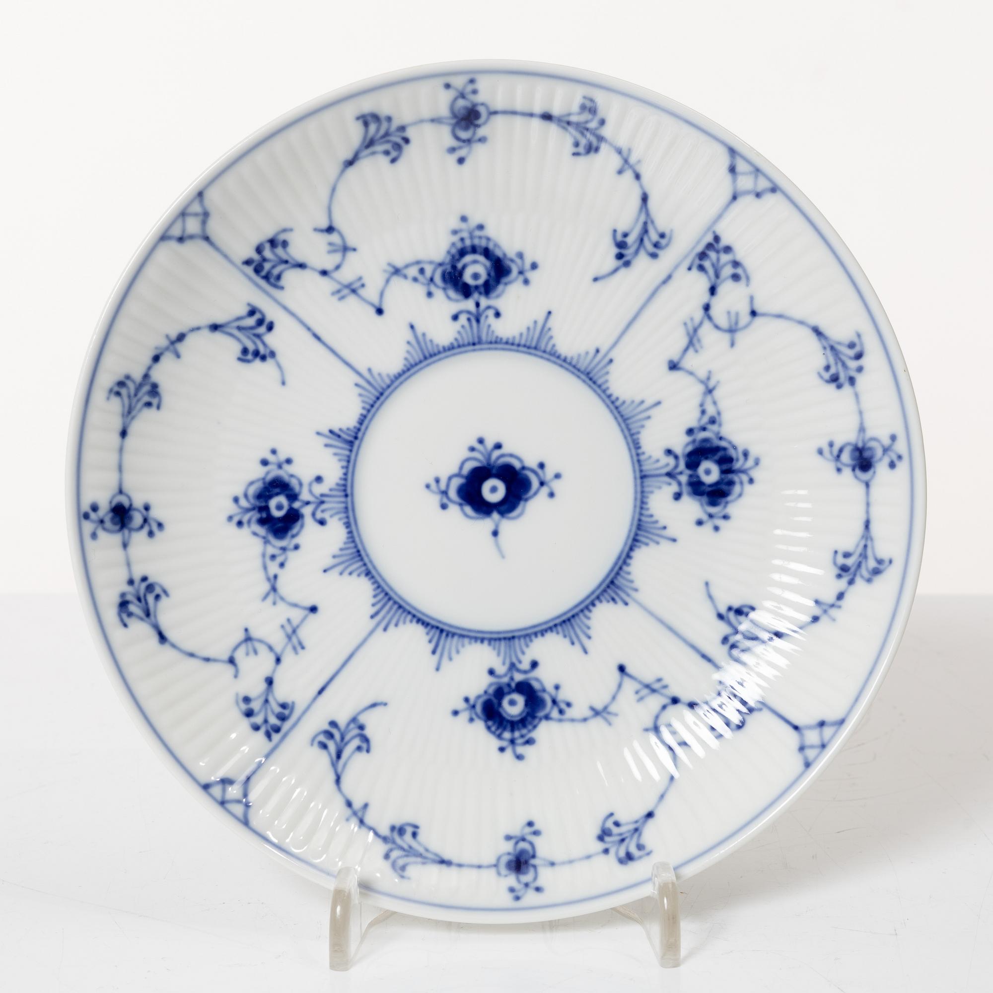 Royal Copenhagen, buljongkoppar med lock och fat, 8 st, "Musselmalet", Danmark, 1958-64.