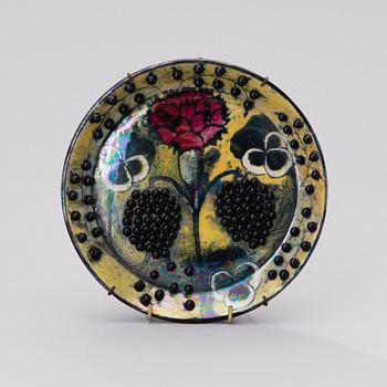 A CERAMIC DISH BY BIRGER KAIPIAINEN. Signed Kaipiainen, Arabia.