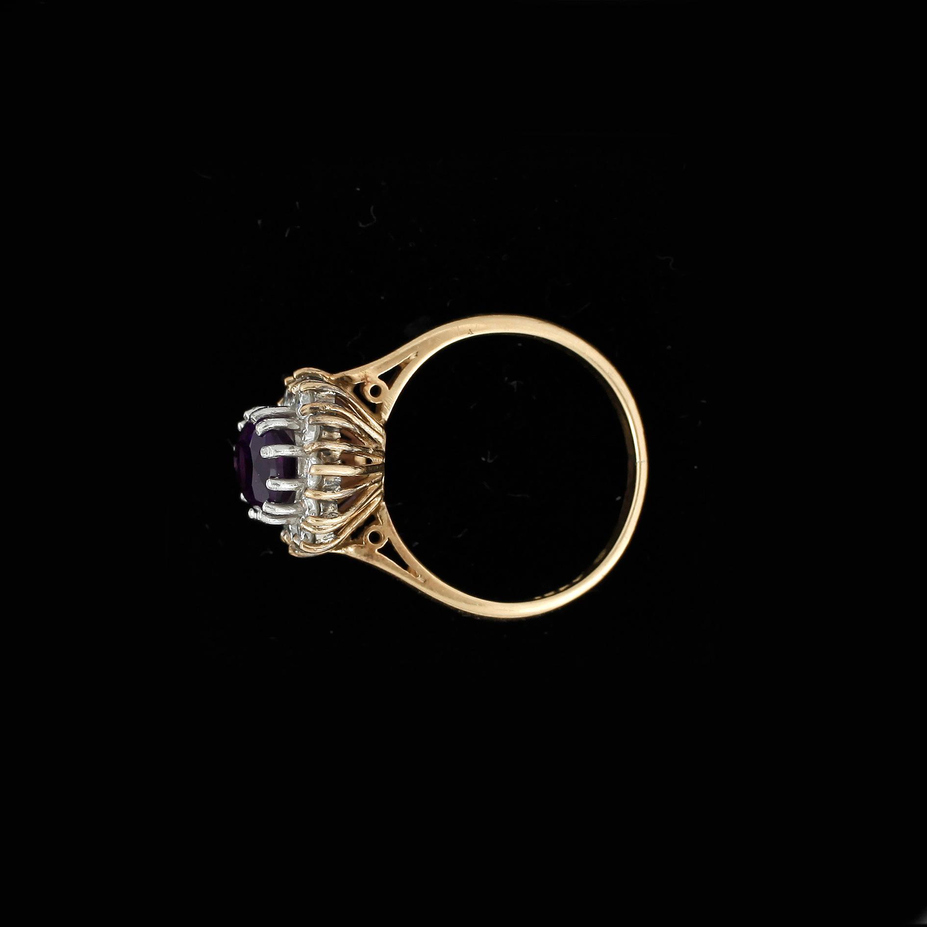 RING, 18k guld med ametist och briljantslipad diamanter tot ca0,36ct.Vikt 4g.