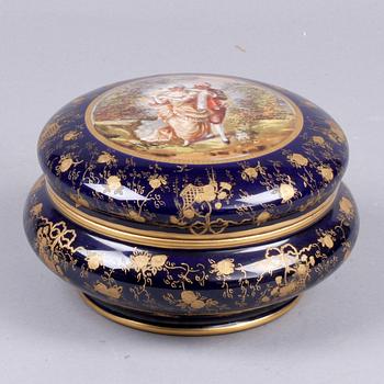 DOSA MED LOCK, porslin, A. Golse, Sèvres. 1900-tal.