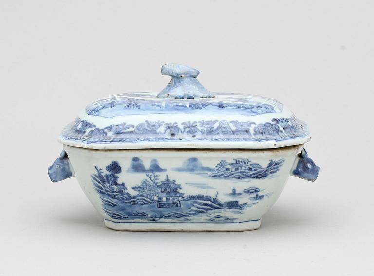 SMÖRTERRIN, porslin, Kina, Qianlong (1736-1795).