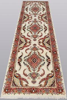 A runner carpet, Tabriz, part silk approx 50 radj, 307 x 85 cm.