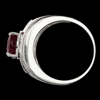 RING, vitguldspläterat sterlingsilver, rubiner tot ca 4.75 ct, vita safirer tot ca 0.88 ct.