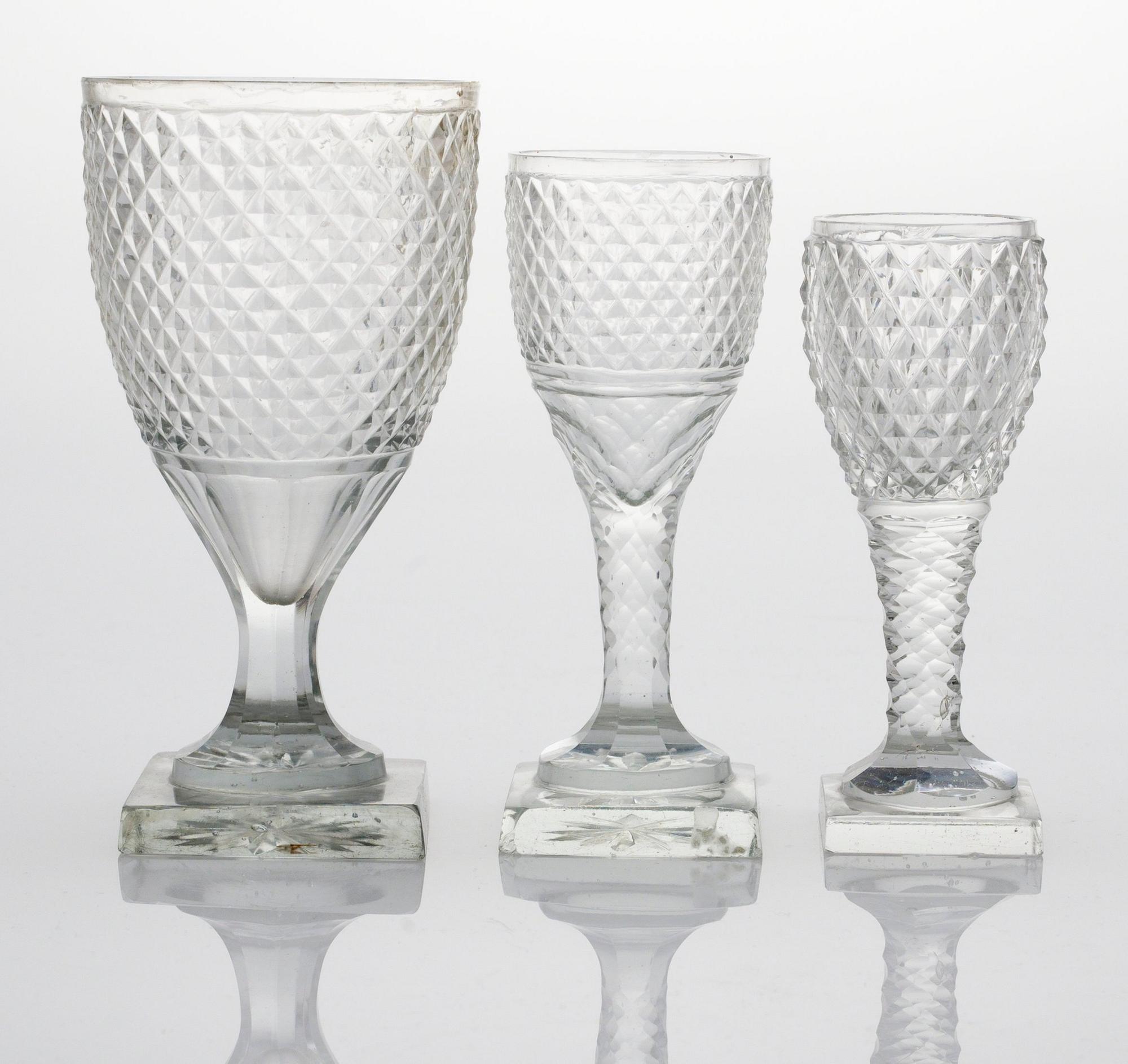 GLASSERVIS, 17 snarlika delar. 1800-tal.