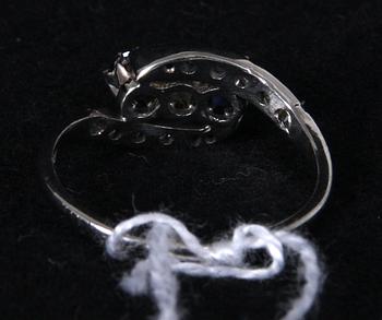 RING, 18K vitguld med briljanter och safirer, Göteborg, 1952.