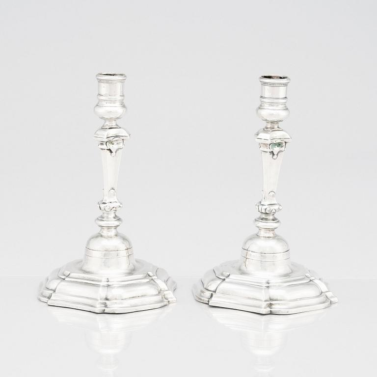 Petter Lund, ljusstakar, silver, ett par, Stockholm 1758. Senbarock.
