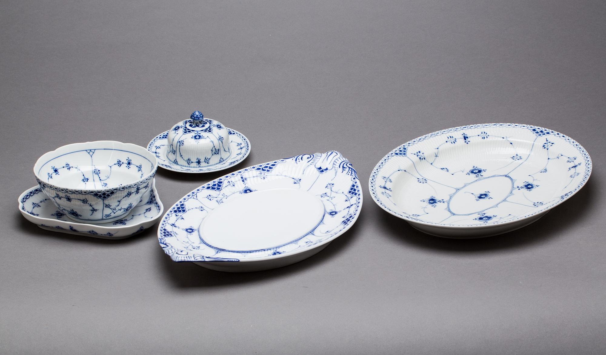 SERVIS, ca 65 delar, "Musselmalet", halvblond, Royal Copenhagen.