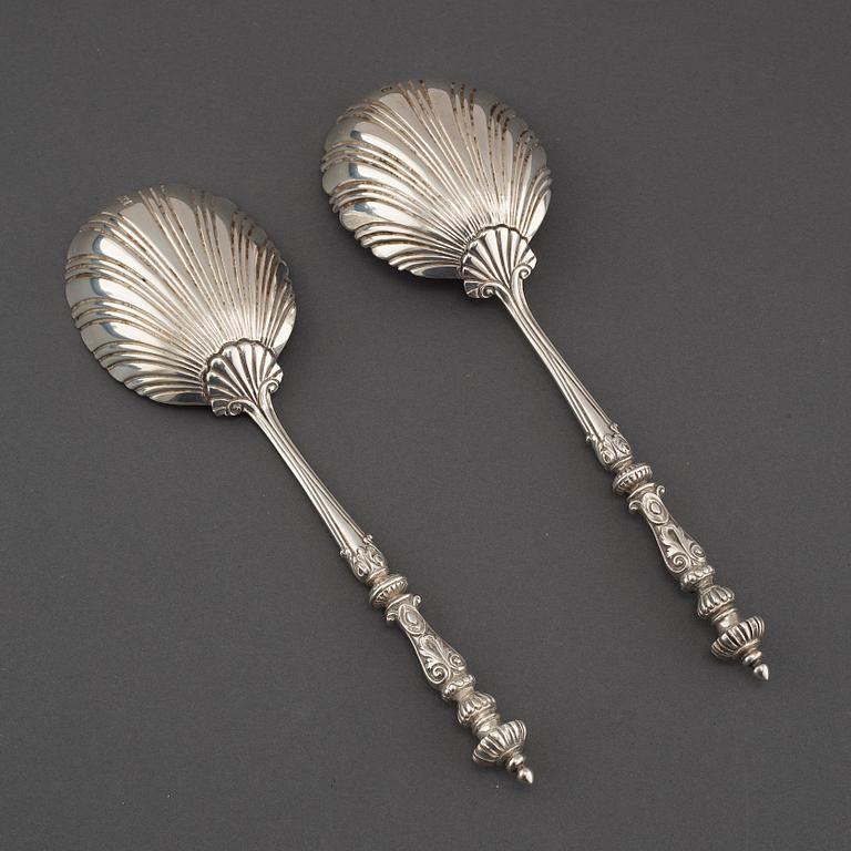 SERVERINGSSKEDAR, ett par, silver,  Goldsmiths & Silversmiths Co Ltd, London, 1908 och 1909.