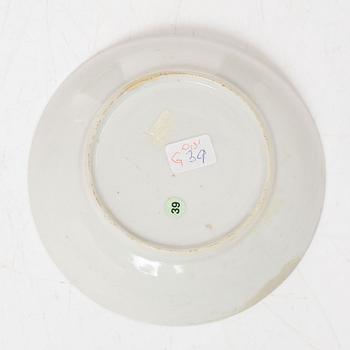 Koppar, fyra stycken, samt kopp med fat, vapenporslin, Qingdynastin, 1700-tal.